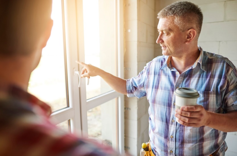 Salon z oknami Op Invest